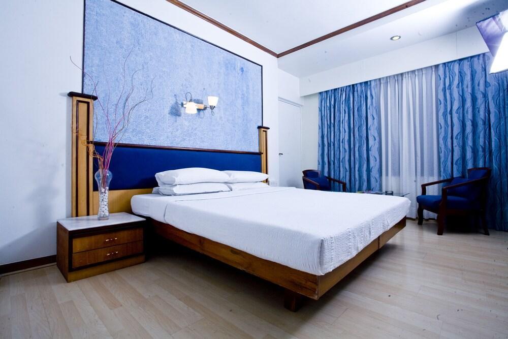 פונה The President Hotel Shivajinagar מראה חיצוני תמונה