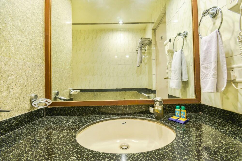 פונה The President Hotel Shivajinagar מראה חיצוני תמונה