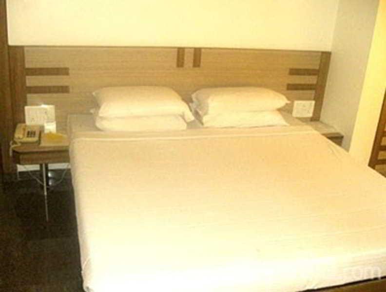 פונה The President Hotel Shivajinagar מראה חיצוני תמונה