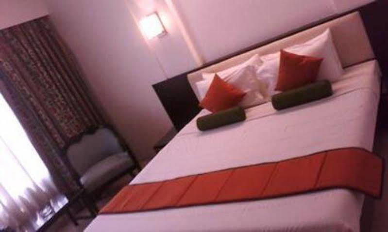 פונה The President Hotel Shivajinagar מראה חיצוני תמונה