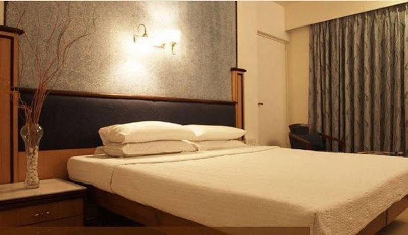 פונה The President Hotel Shivajinagar מראה חיצוני תמונה